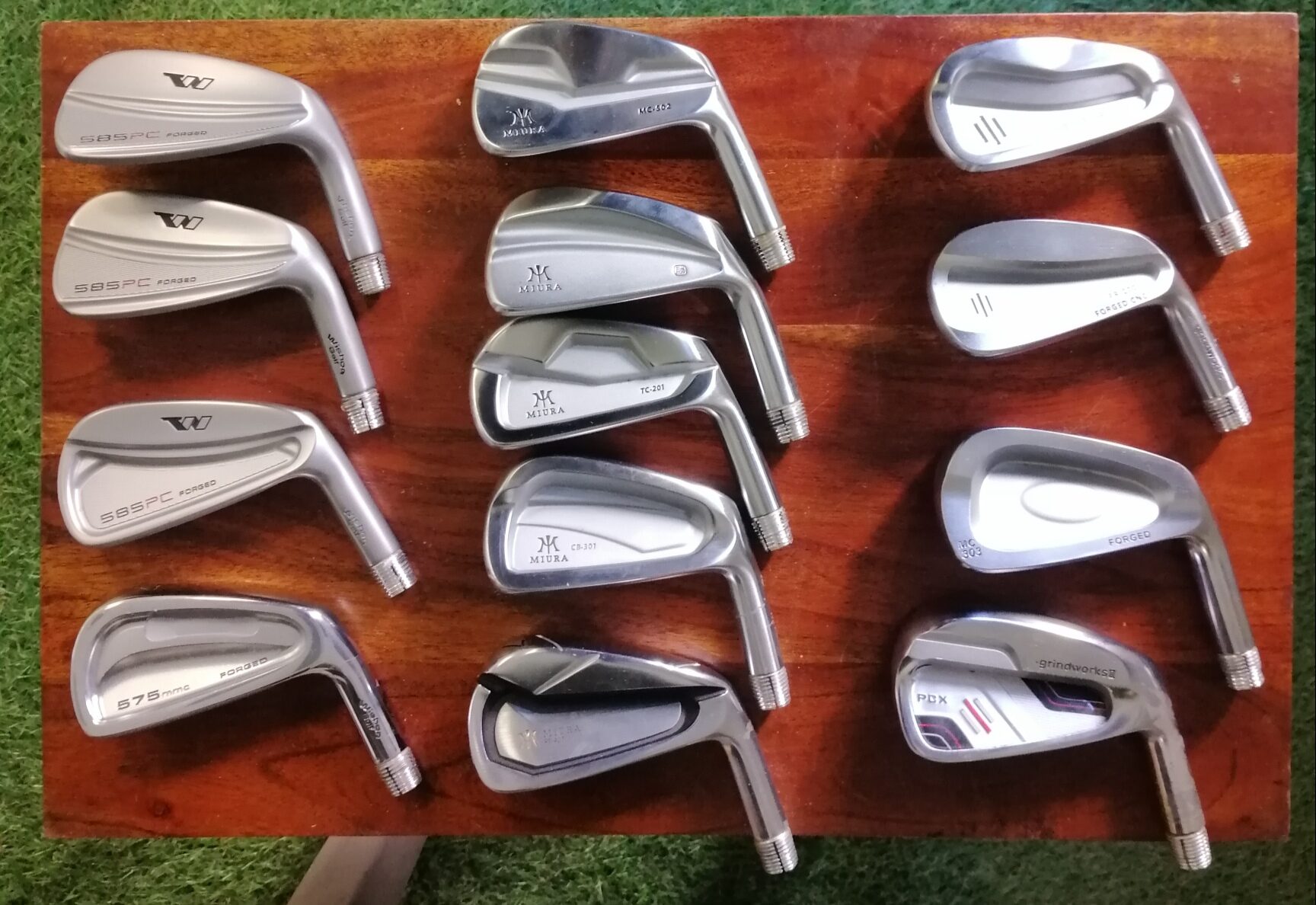 Lot de 12 clubs de golf en alliage de titane, angle réglable, tiges en acier/carbone,  fente de rebond haute vitesse profonde, clubs de golf à angle réglable  (noir, doré) : : Sports